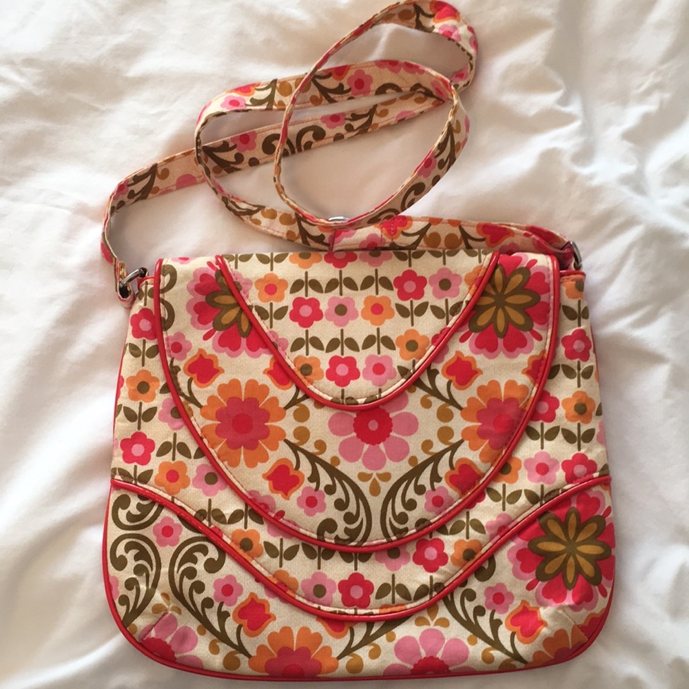 Vera Bradley crossbody with piping in “folkloric”